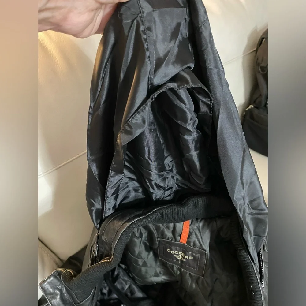 Men’s Dockers Vegan Black Leather L 
Motorcycle Inspired Jacket 
Lots of pockets - Picture 7 of 11